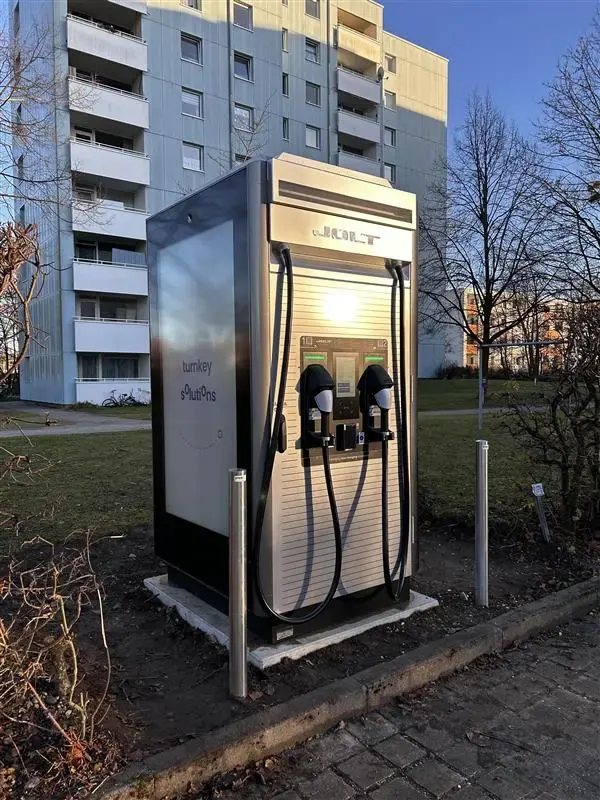 Snelladen in een woonwijk in München | JOLT